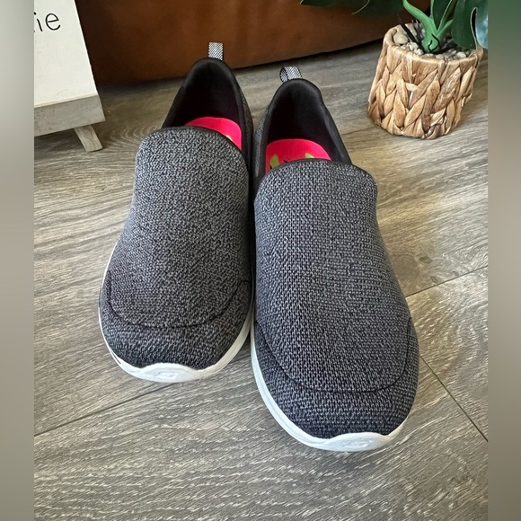 Skechers Performance Goga Max Go Walk Sneakers in Heather Grey. Size 8.5 - Picture 3 of 8